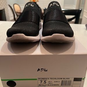 APL women’s tech loom bliss 7.5 EUC